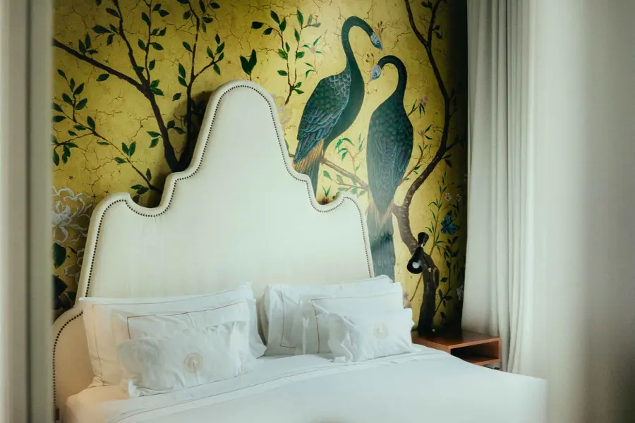 Bed met pauwenwandbeeld. Verf van Van Sand.