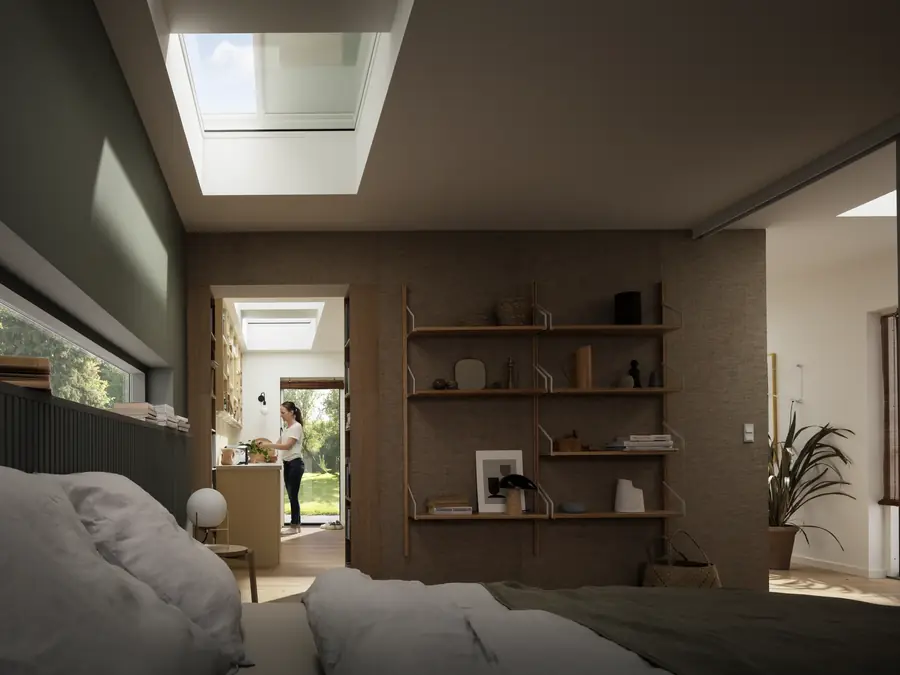 Woonkamer in warme tinten met plisségordijnen voor de dakramen. Raamdecoratie van Velux.