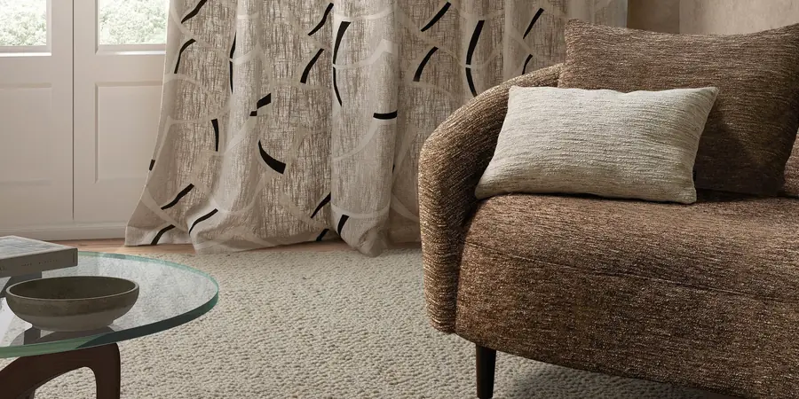 Woonkamer met fauteuils. Stoffen van Wind.