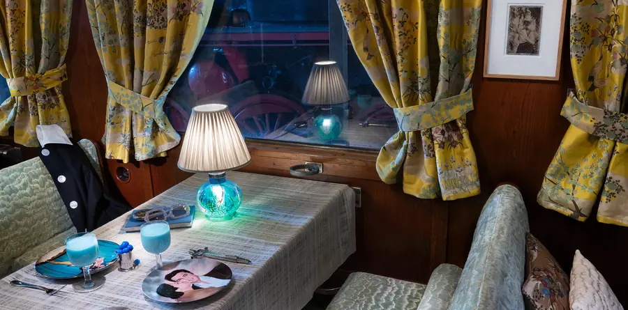 Kleurrijke kamer met gele gordijnen. Stoffen van Zimmer + Rohde.
