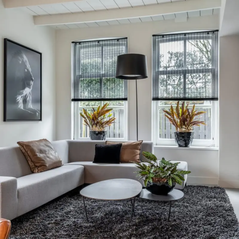 Woonkamer met jaloezieen. Raamdecoratie van Zonnelux.